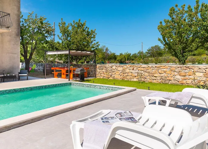 Zen Escape - Private Pool Apartment